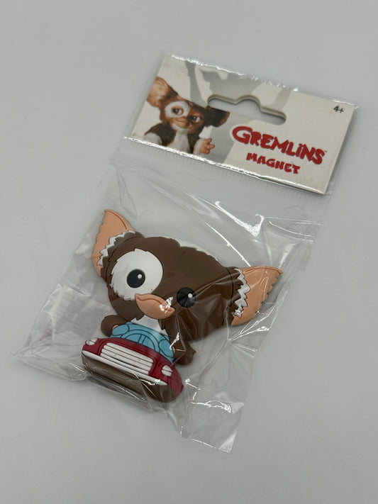 Aimant monogramme Gremlins Little Monsters « Gizmo dans la voiture » (2023)