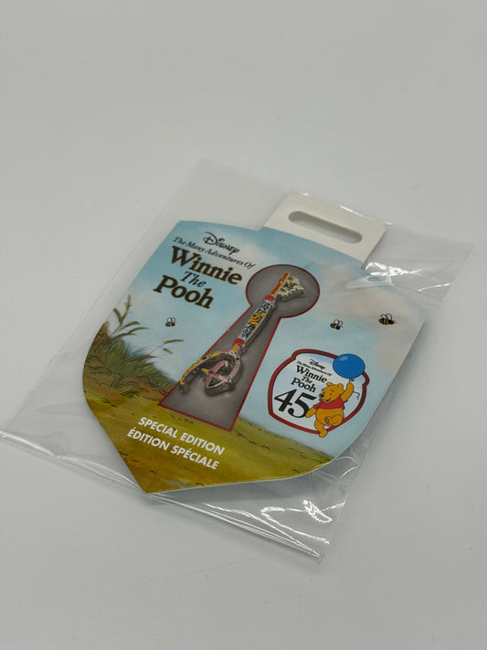 Disney Winnie the Pooh / Winnie Puuh "Schlüssel Anstecknadel" 45 Jahre Special Edition