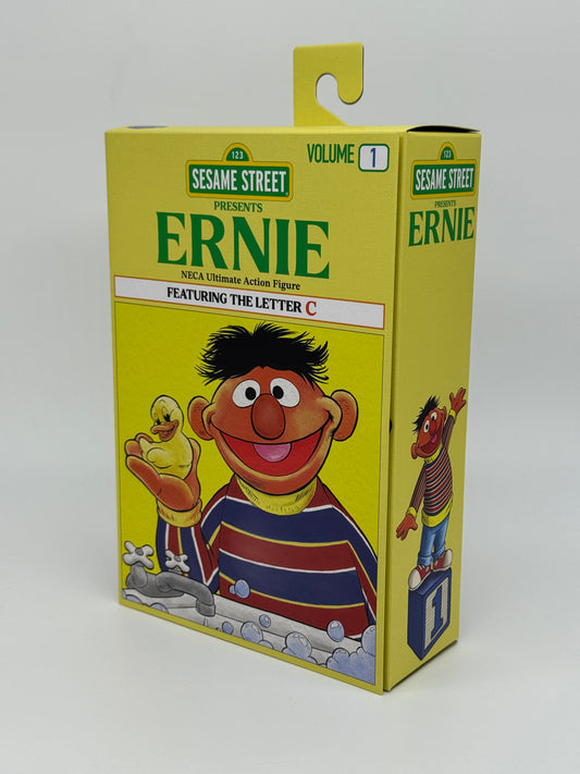 Sesamstraße "Ernie mit dem Buchstabe C" Sesame Street Ultimate Sammlerfigur 18 cm Neca (2024)