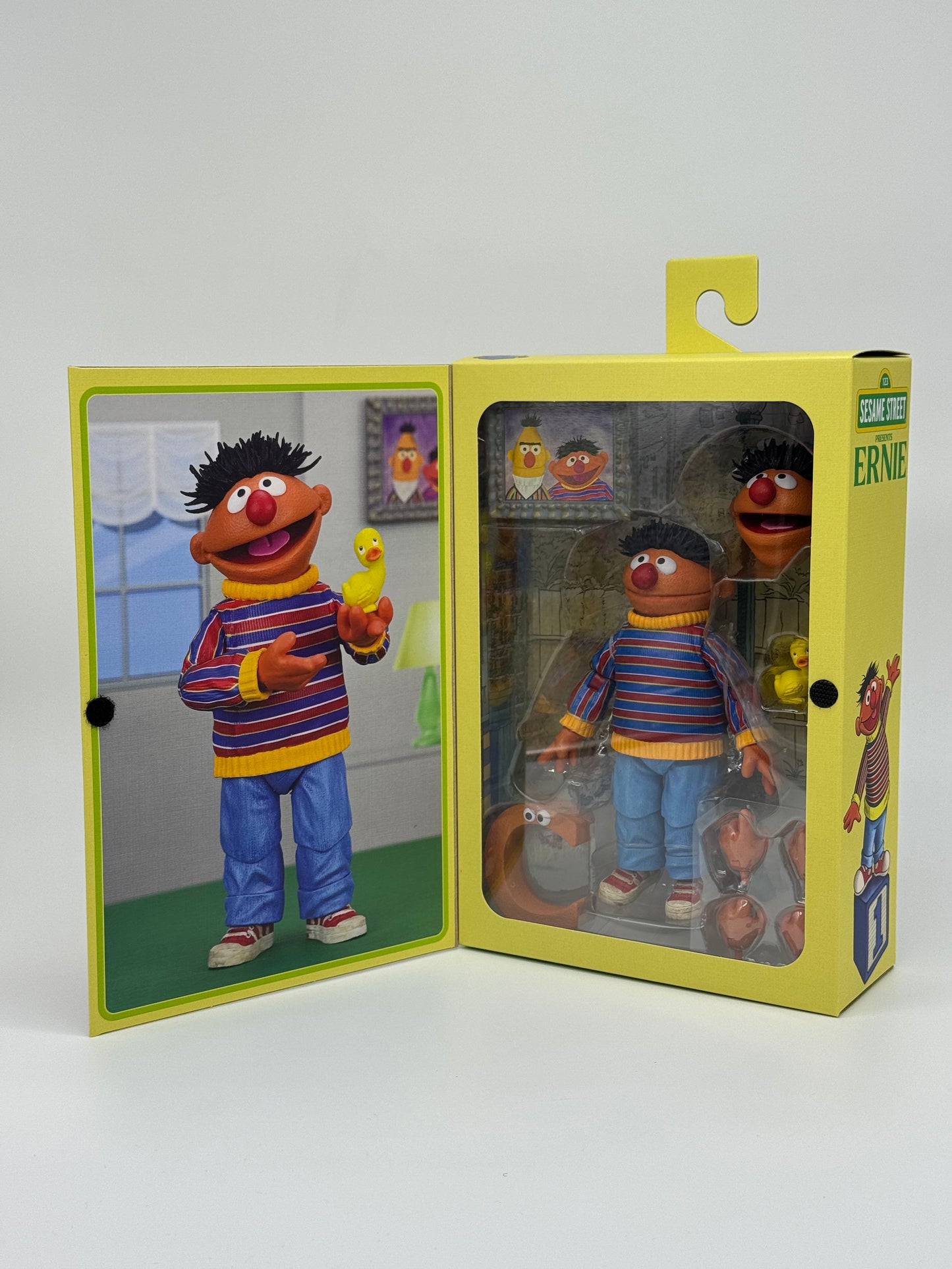 Sesamstraße "Ernie mit dem Buchstabe C" Sesame Street Ultimate Sammlerfigur 18 cm Neca (2024)