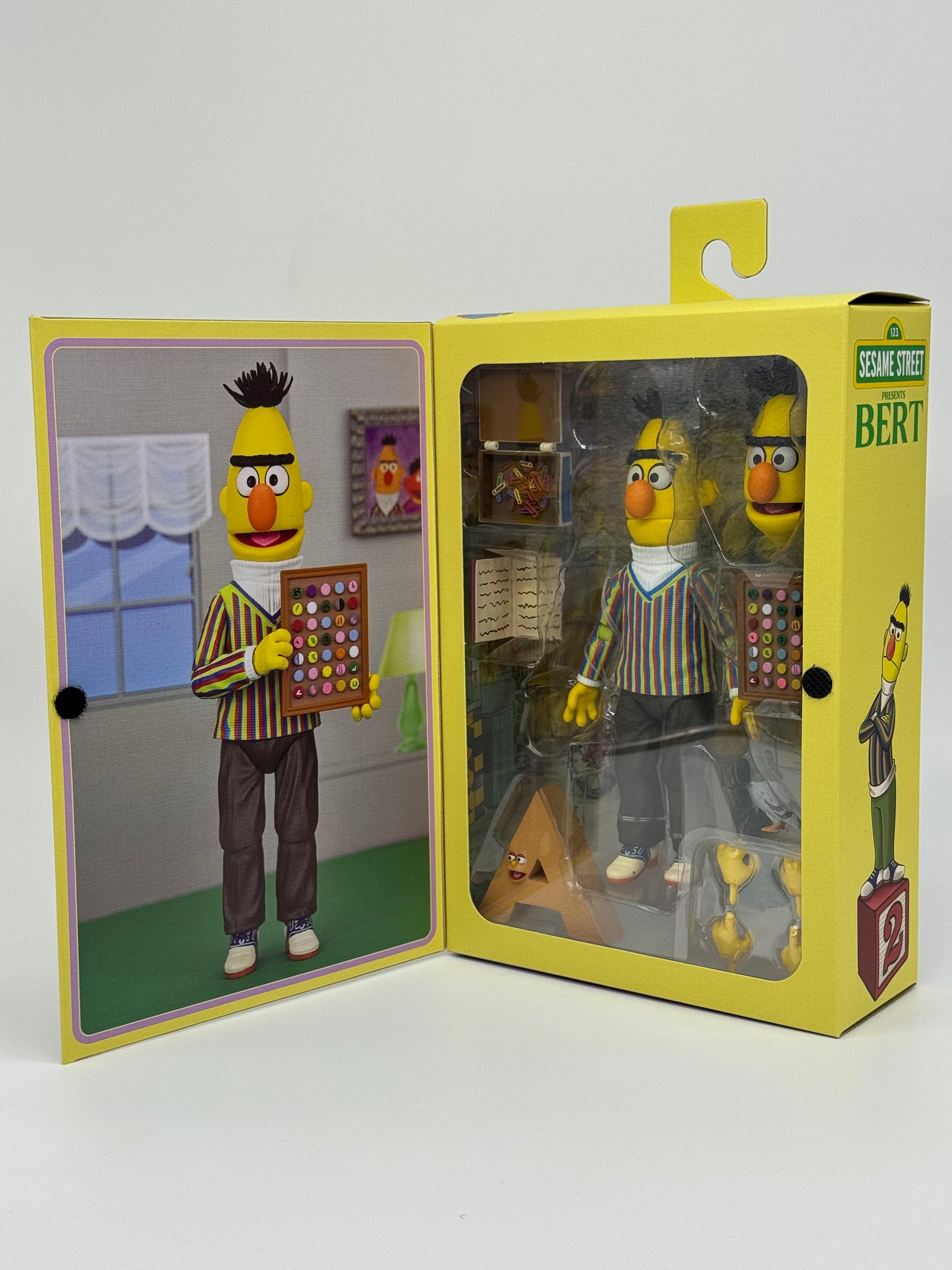 Sesamstraße "Bert mit dem Buchstabe A" Sesame Street Ultimate Sammlerfigur 18 cm Neca (2024)
