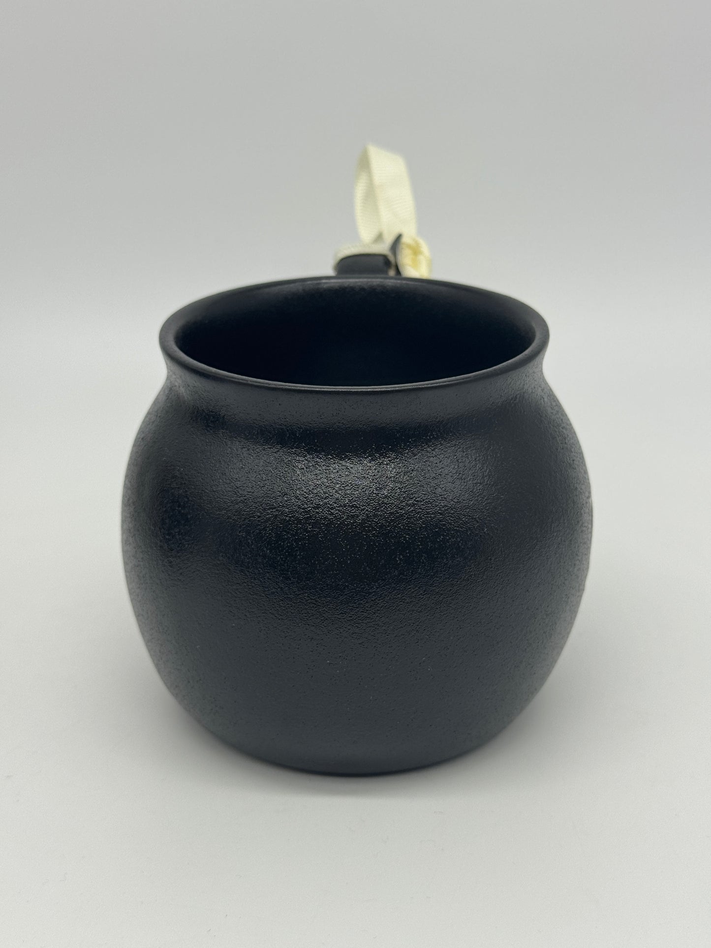 Rae Dunn Tasse "Magic Potion" Black Cauldron Hexenkessel Halloween Kaffeebecher Artisan Collection by Magenta