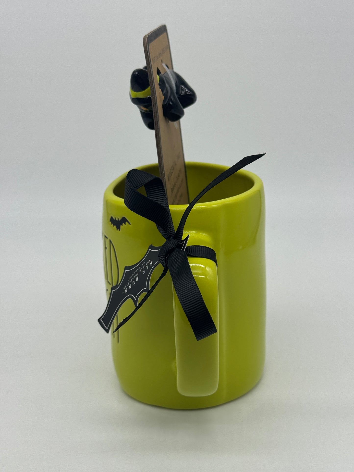 Rae Dunn Tasse "Wicked Witch" mit Mug Charm Halloween Kaffeebecher Artisan Collection by Magenta