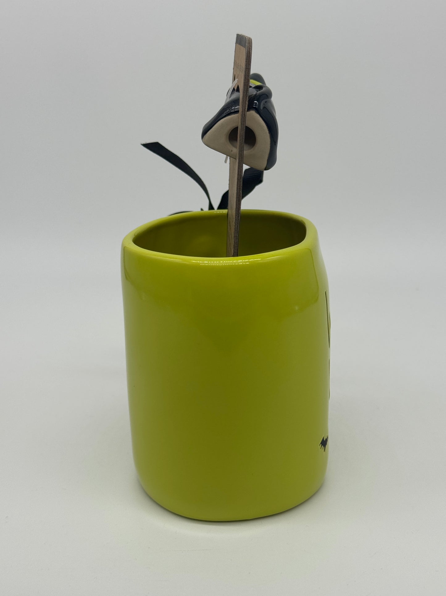 Rae Dunn Tasse "Wicked Witch" mit Mug Charm Halloween Kaffeebecher Artisan Collection by Magenta