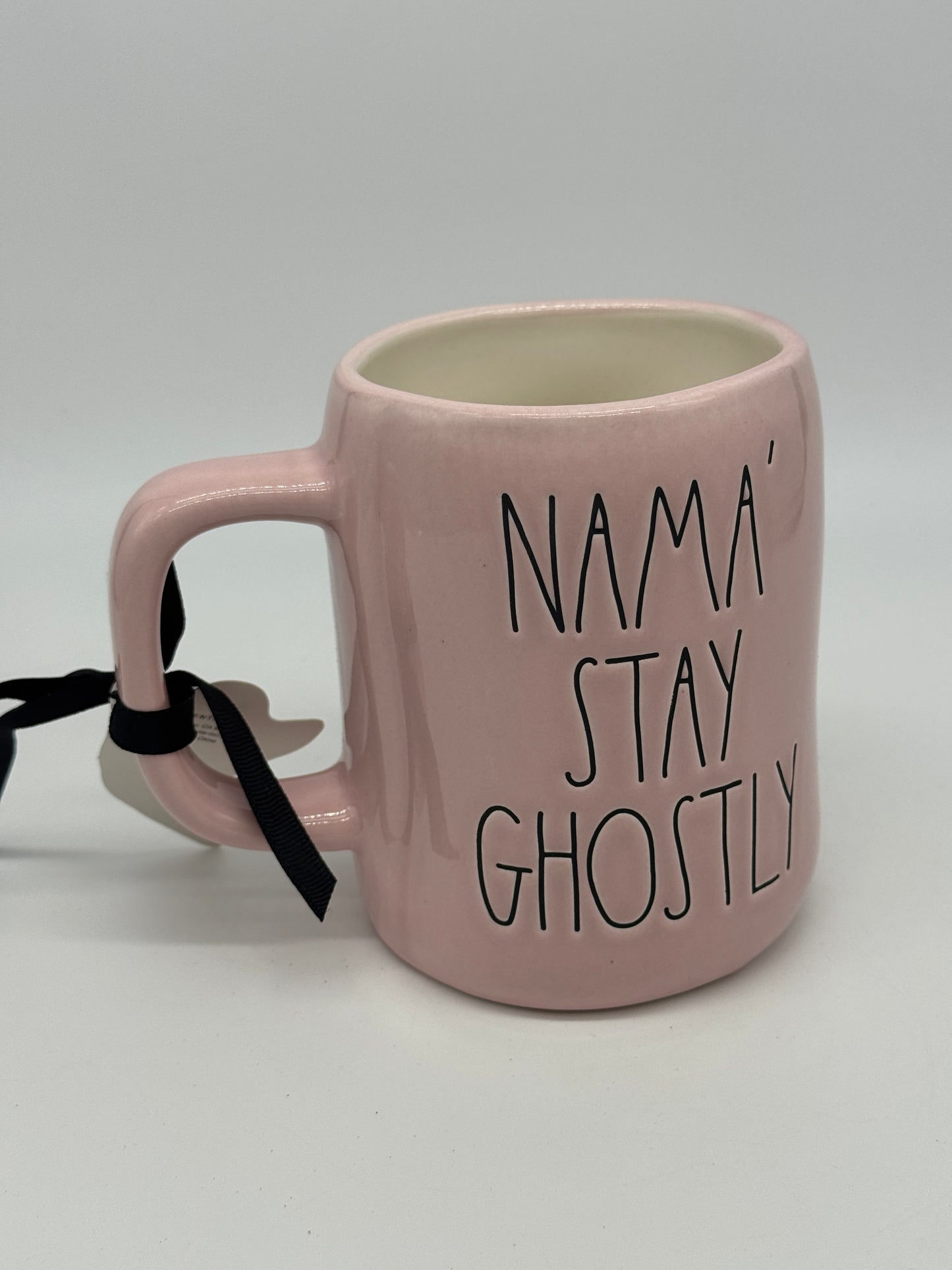 Rae Dunn Tasse "Nama' Stay Ghostly" Geist Halloween Kaffeebecher Artisan Collection by Magenta