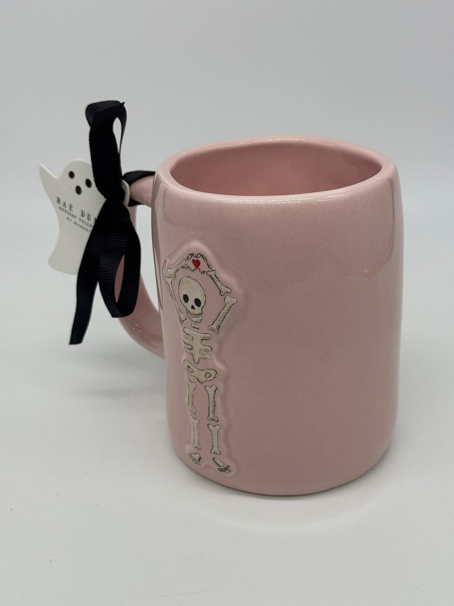 Rae Dunn Tasse "Hey Boo" Skelett mit Herz Halloween Kaffeebecher Artisan Collection by Magenta