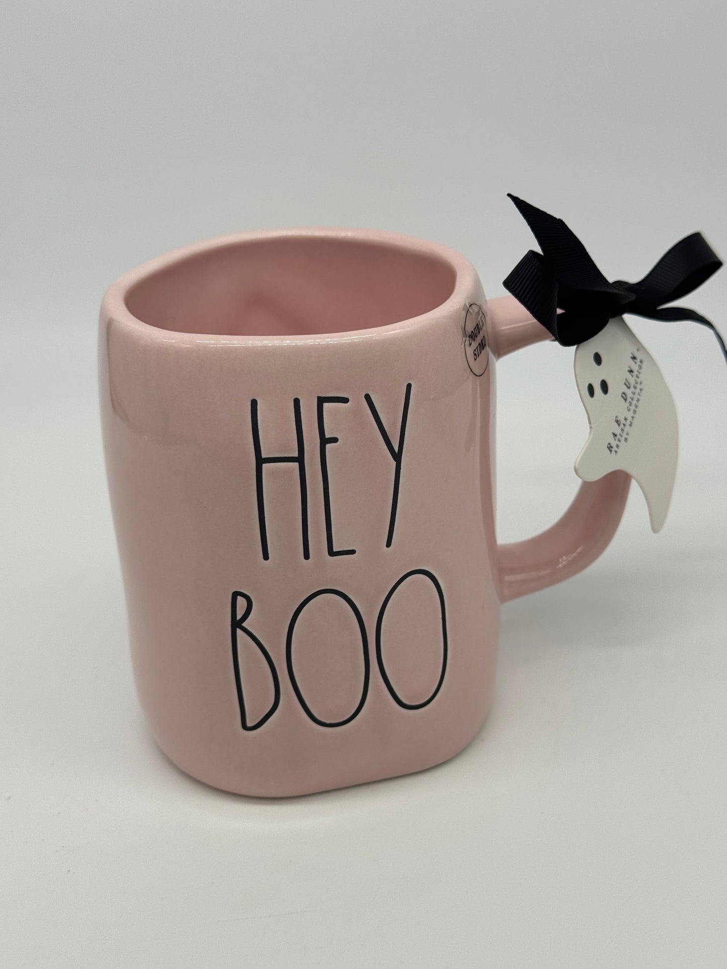 Rae Dunn Tasse "Hey Boo" Skelett mit Herz Halloween Kaffeebecher Artisan Collection by Magenta