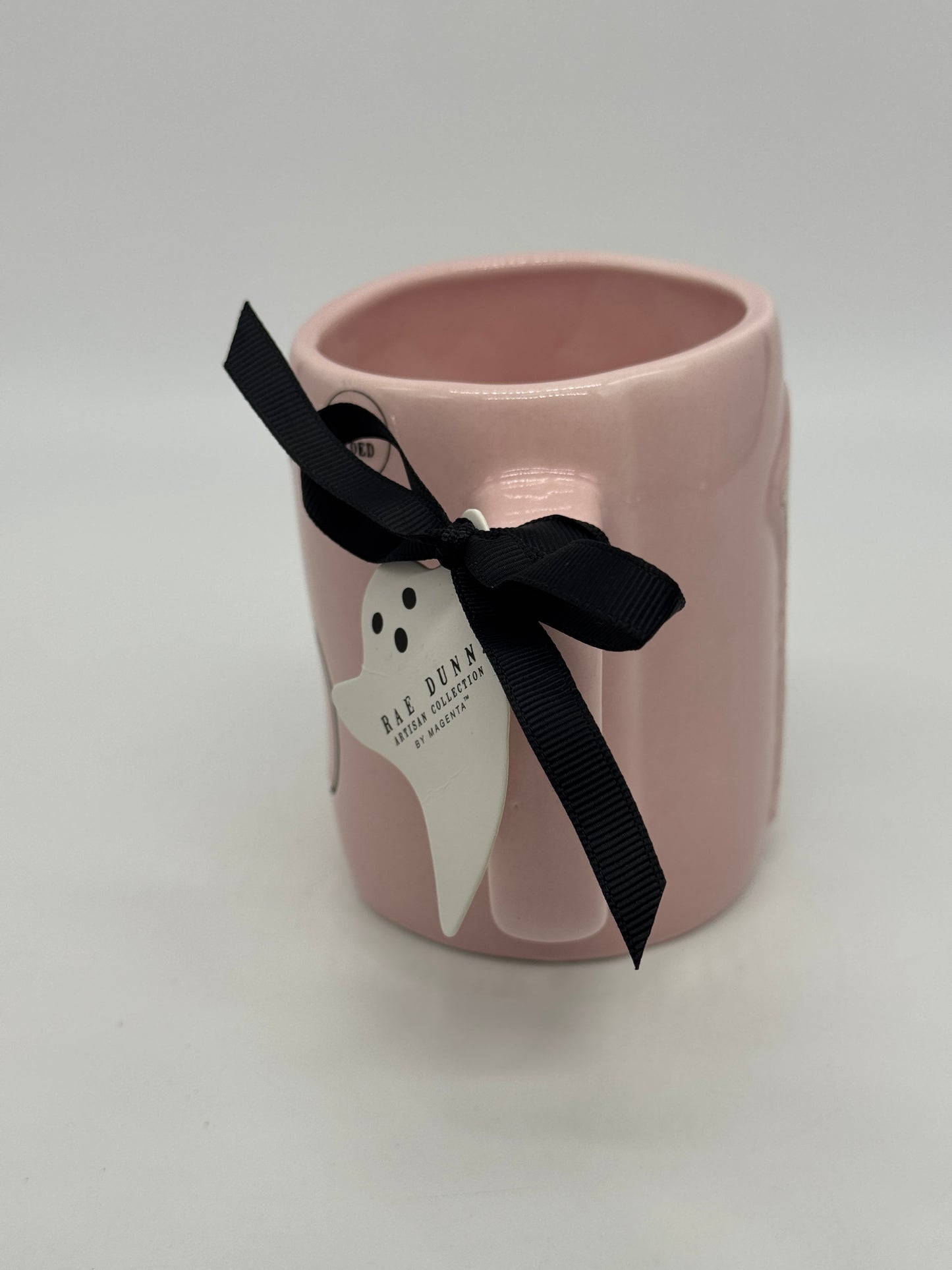 Rae Dunn Tasse "Hey Boo" Skelett mit Herz Halloween Kaffeebecher Artisan Collection by Magenta
