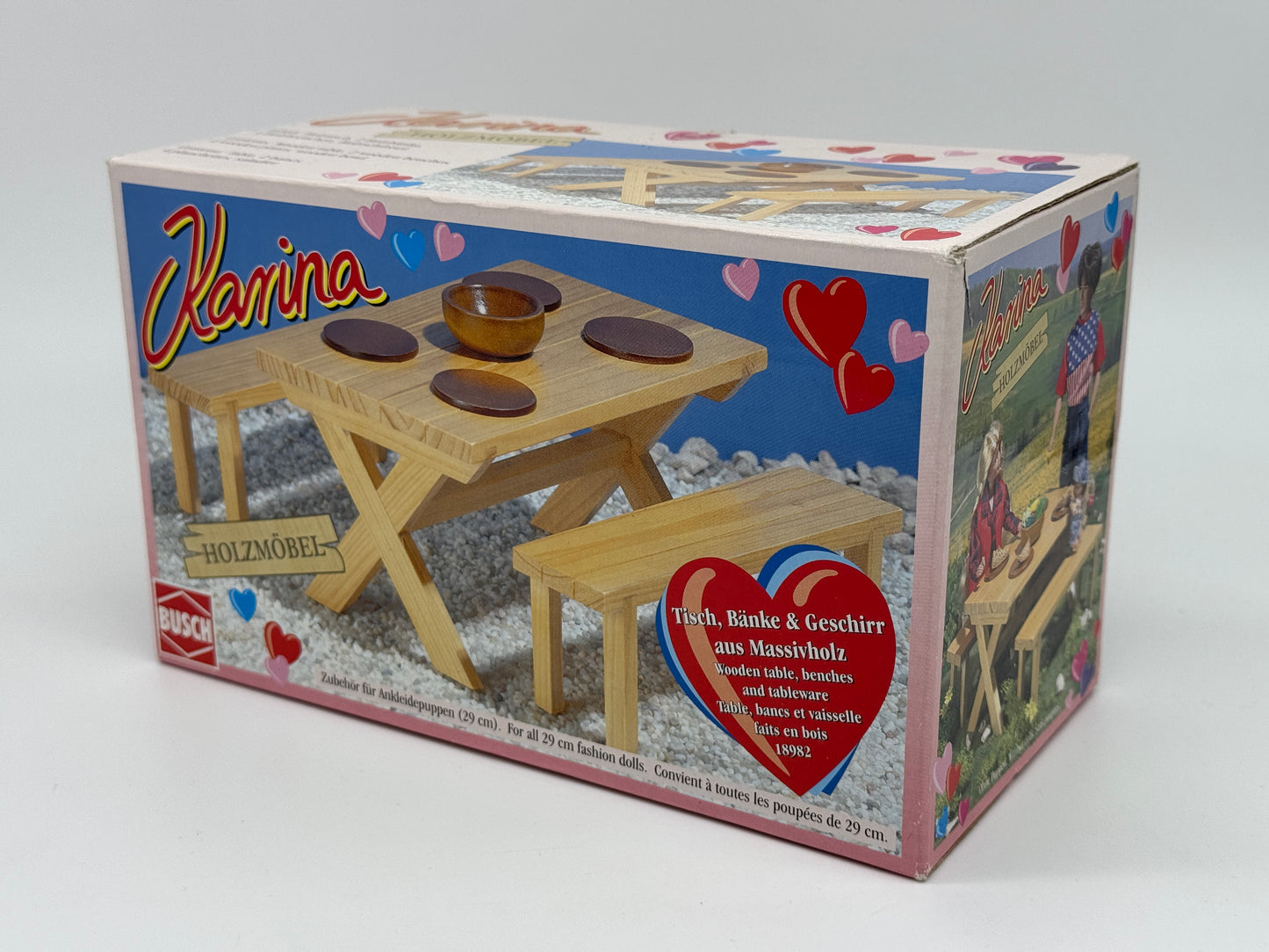 Karina « Mobilier d'extérieur en bois #18982 » Table, bancs et vaisselle en bois massif, Busch (2003)