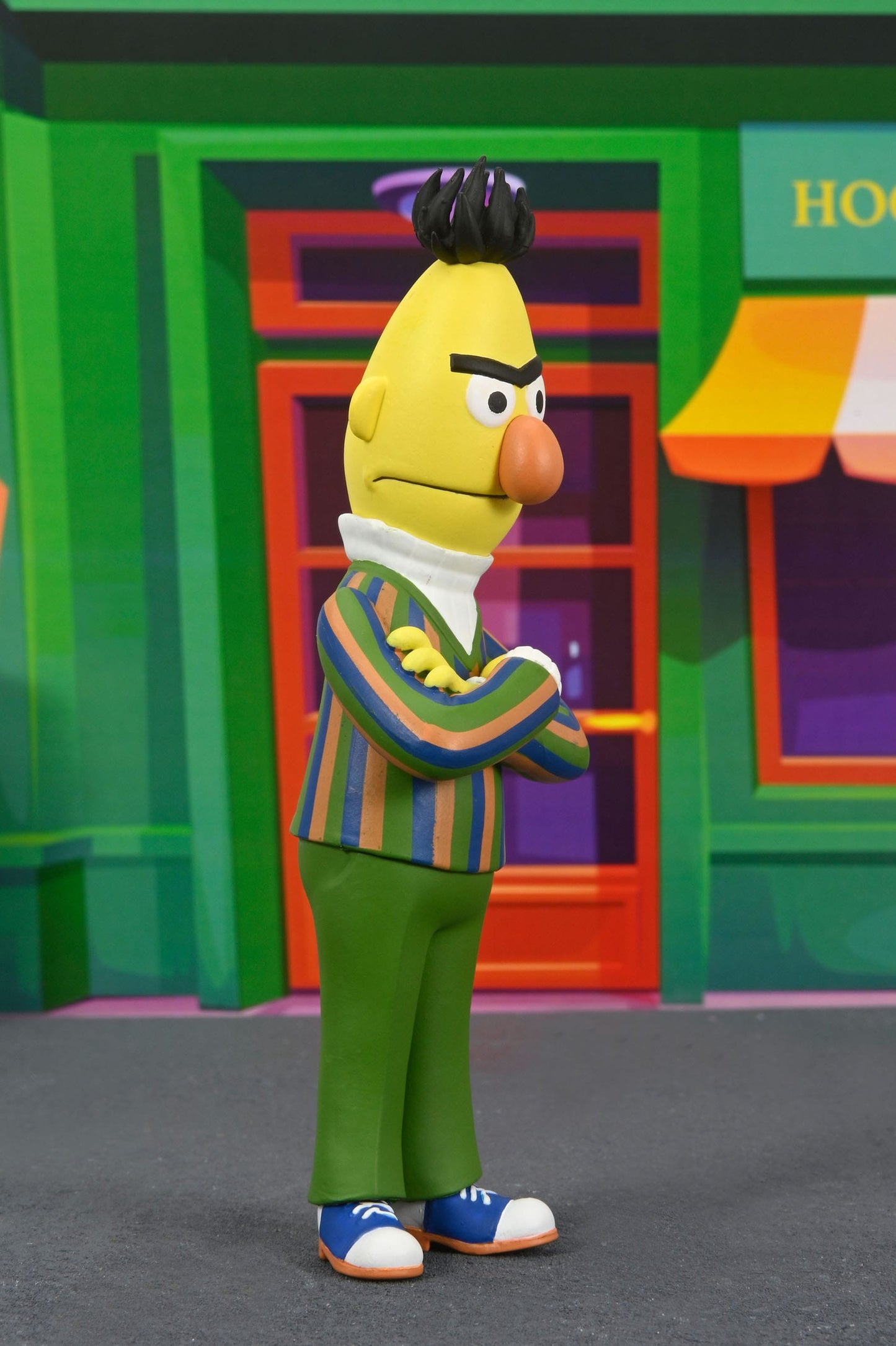 Sesame Street « Bert avec la lettre A » Figurine de collection ultime Sesame Street 18 cm Neca (2024)