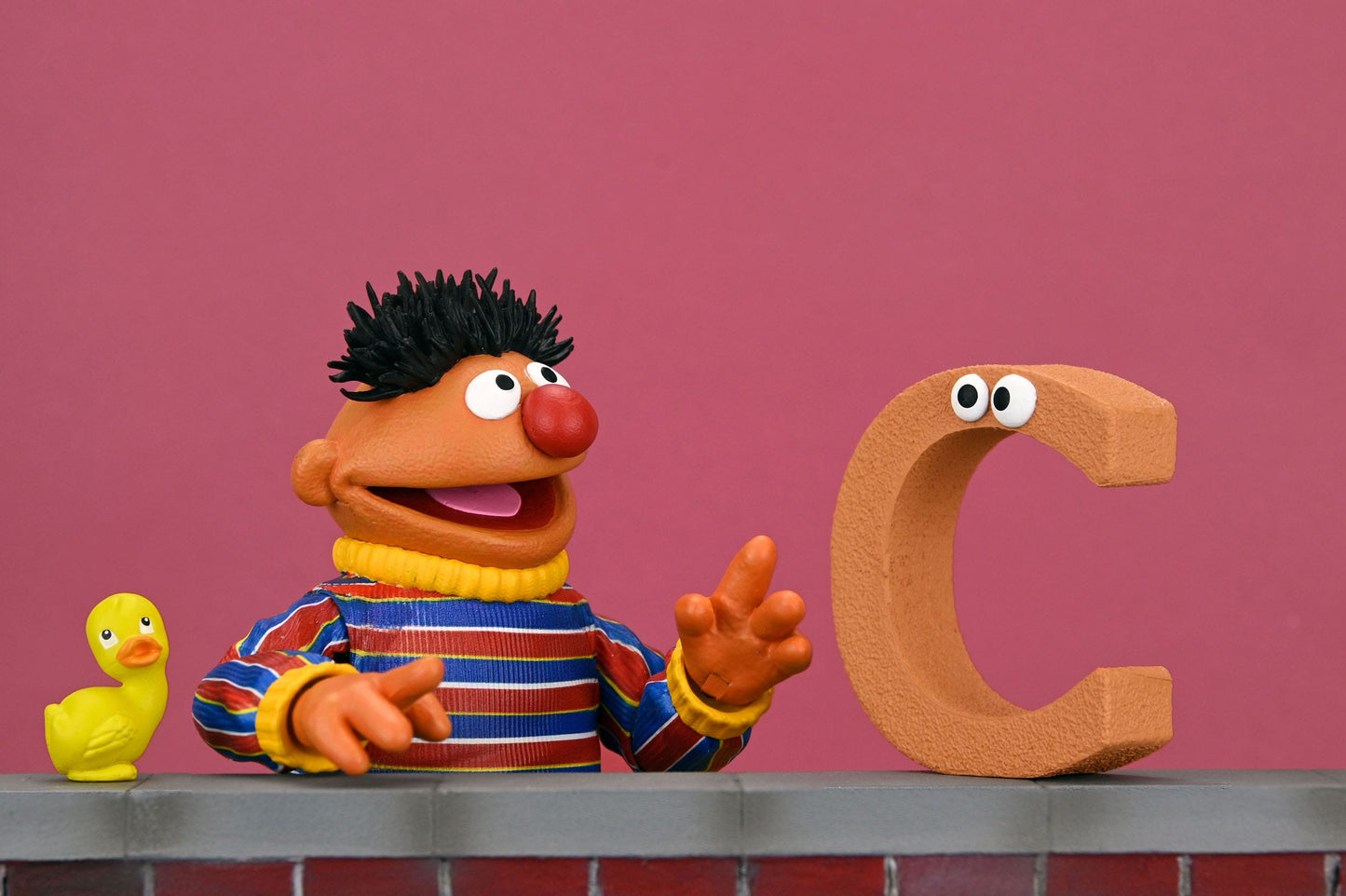 Sesamstraße "Ernie mit dem Buchstabe C" Sesame Street Ultimate Sammlerfigur 18 cm Neca (2024)
