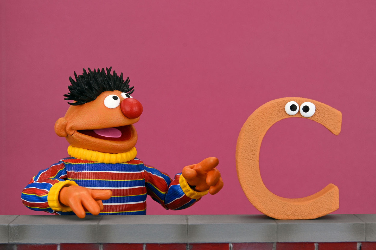 Sesamstraße "Ernie mit dem Buchstabe C" Sesame Street Ultimate Sammlerfigur 18 cm Neca (2024)