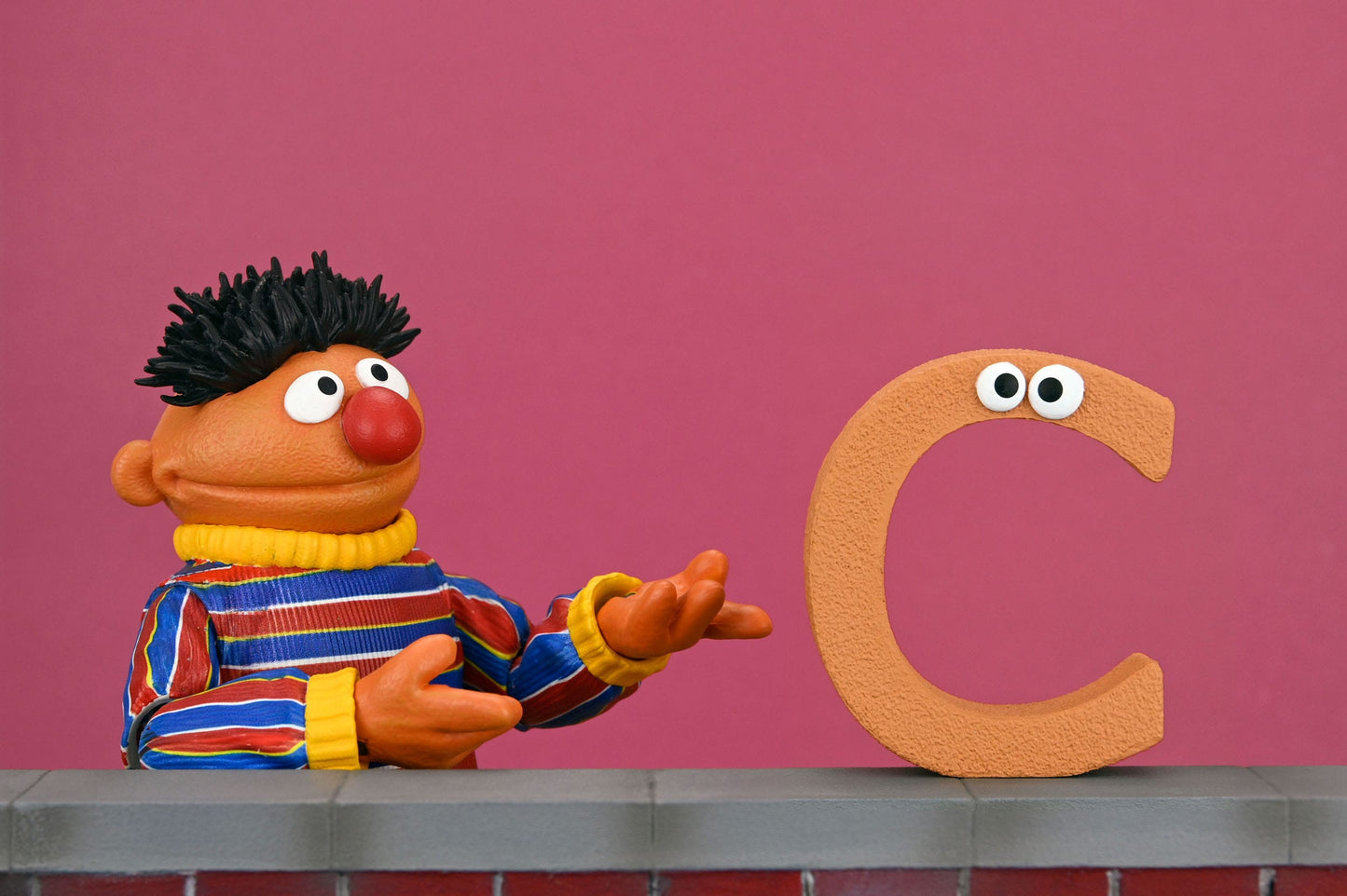 Sesamstraße "Ernie mit dem Buchstabe C" Sesame Street Ultimate Sammlerfigur 18 cm Neca (2024)
