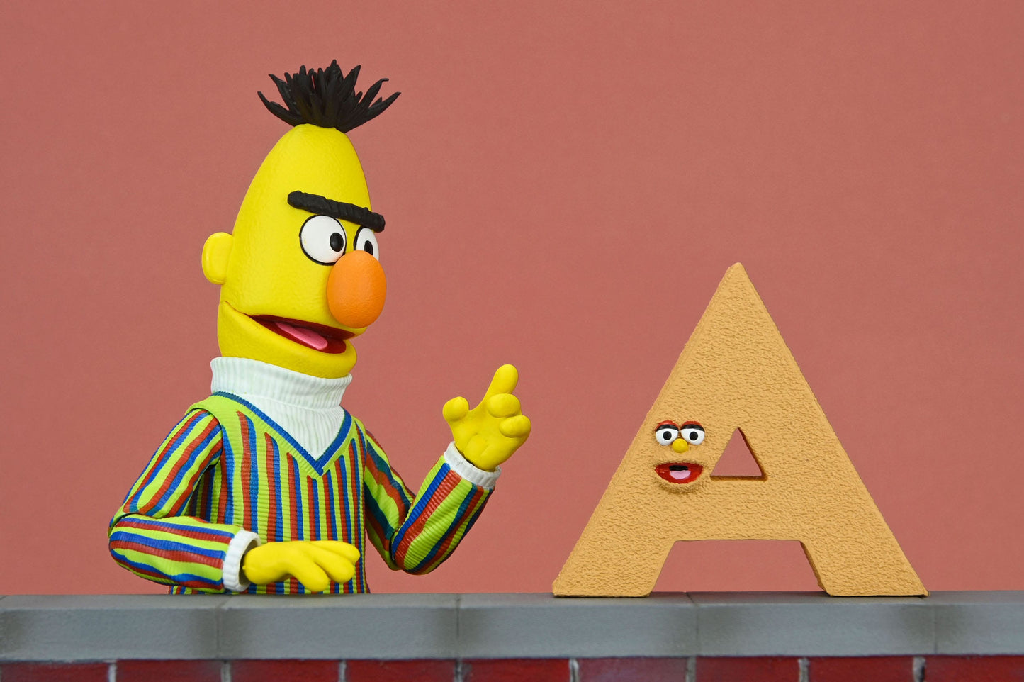 Sesamstraße "Bert mit dem Buchstabe A" Sesame Street Ultimate Sammlerfigur 18 cm Neca (2024)