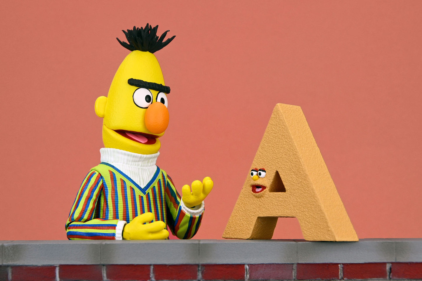 Sesamstraße "Bert mit dem Buchstabe A" Sesame Street Ultimate Sammlerfigur 18 cm Neca (2024)
