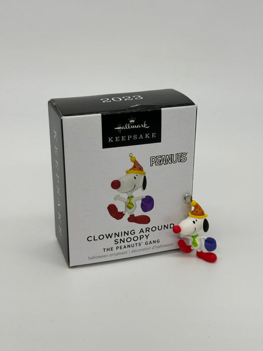 Hallmark Ornaments Keepsake 2023 "Clowning Around Snoopy Peanuts Gang" Mikrofigur