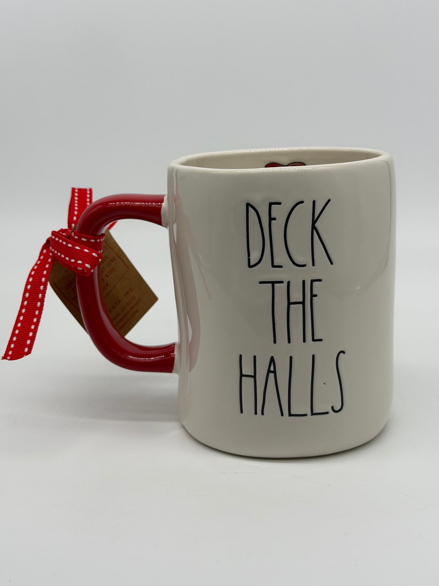 Rae Dunn Tasse "Deck the Halls" Weihnachten Kaffeebecher Artisan Collection by Magenta (2025)