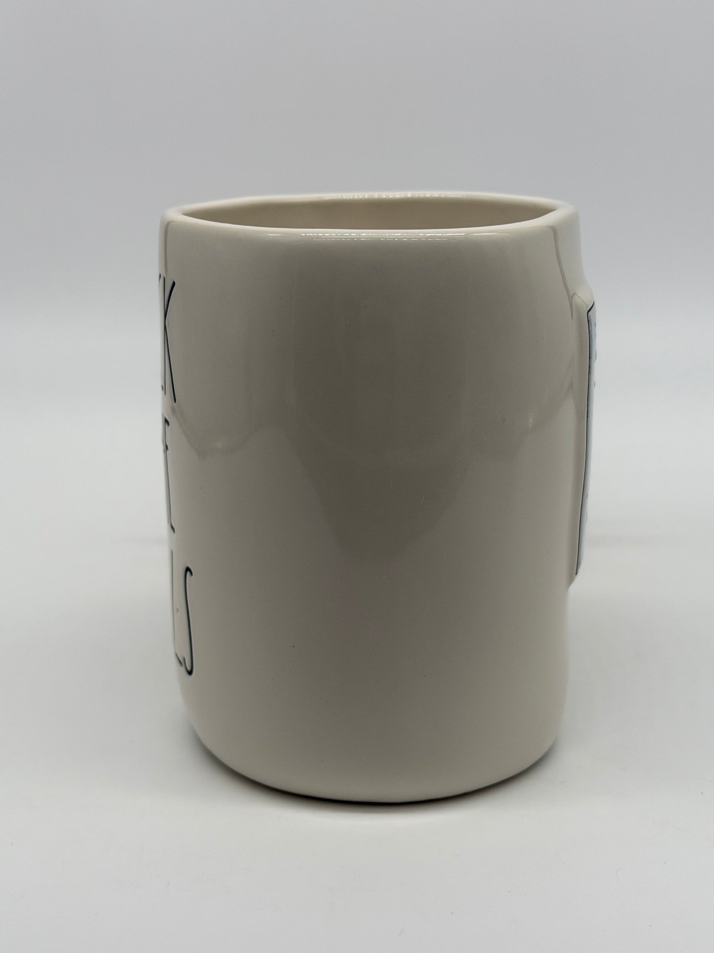 Rae Dunn Tasse "Deck the Halls" Weihnachten Kaffeebecher Artisan Collection by Magenta (2025)