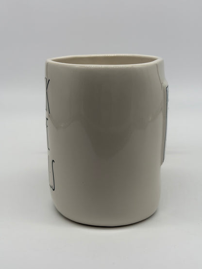 Rae Dunn Tasse "Deck the Halls" Weihnachten Kaffeebecher Artisan Collection by Magenta (2025)