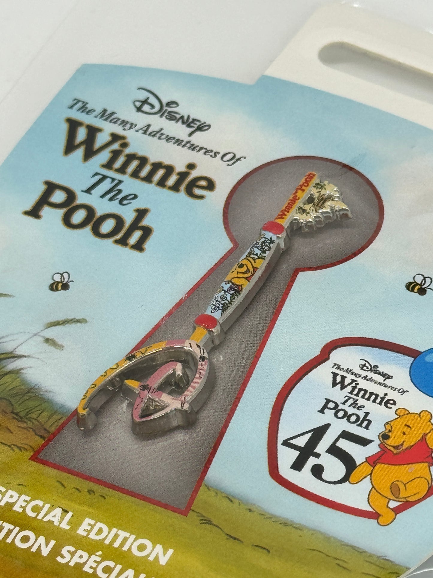 Disney Winnie the Pooh / Winnie Puuh "Schlüssel Anstecknadel" 45 Jahre Special Edition
