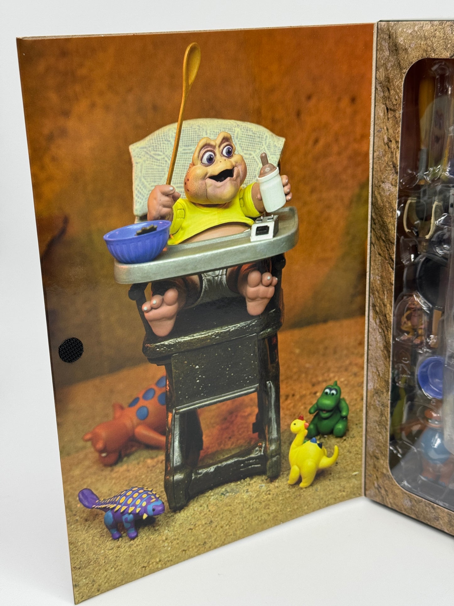 Die Dinos "Baby Sinclair" Dinosaurs Ultimate Sammlerfigur 18 cm Neca (2024)