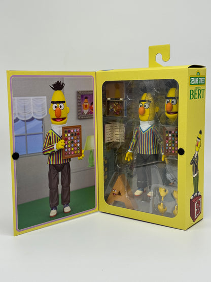 Sesamstraße "Bert mit dem Buchstabe A" Sesame Street Ultimate Sammlerfigur 18 cm Neca (2024)