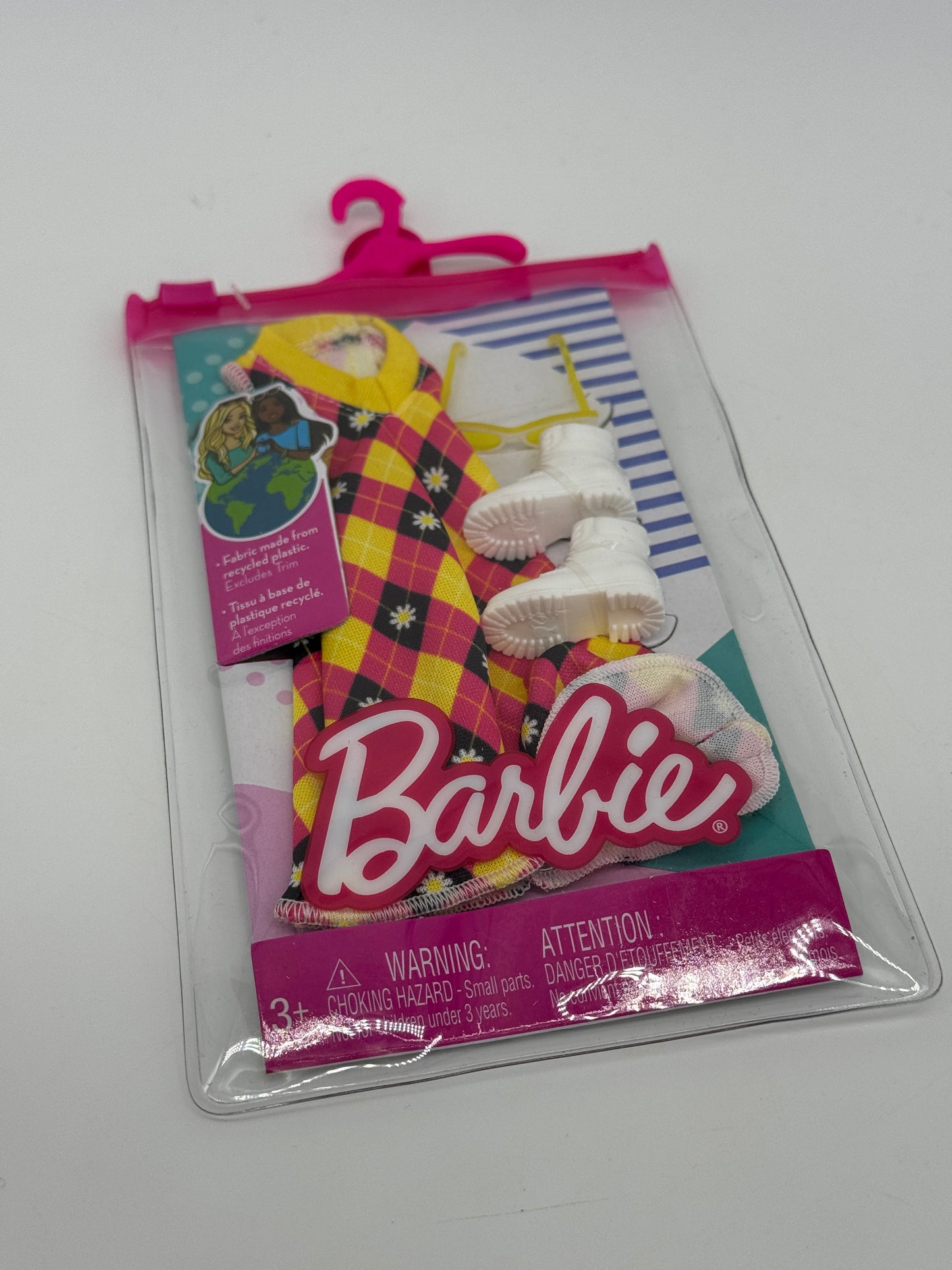 Barbie Fashions Zubehör "Kleid im Karomuster, weiße Schuhe und gelbe Sonnenbrille"