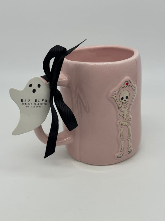 Rae Dunn Tasse "Hey Boo" Skelett mit Herz Halloween Kaffeebecher Artisan Collection by Magenta