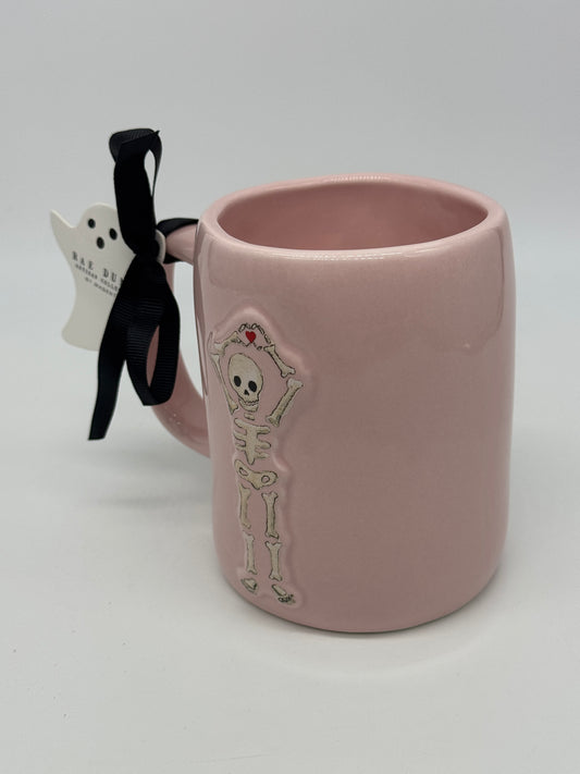 Rae Dunn Tasse "Hey Boo" Skelett mit Herz Halloween Kaffeebecher Artisan Collection by Magenta