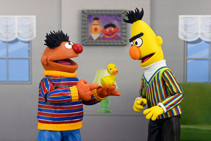 Sesamstraße "Ernie mit dem Buchstabe C" Sesame Street Ultimate Sammlerfigur 18 cm Neca (2024)