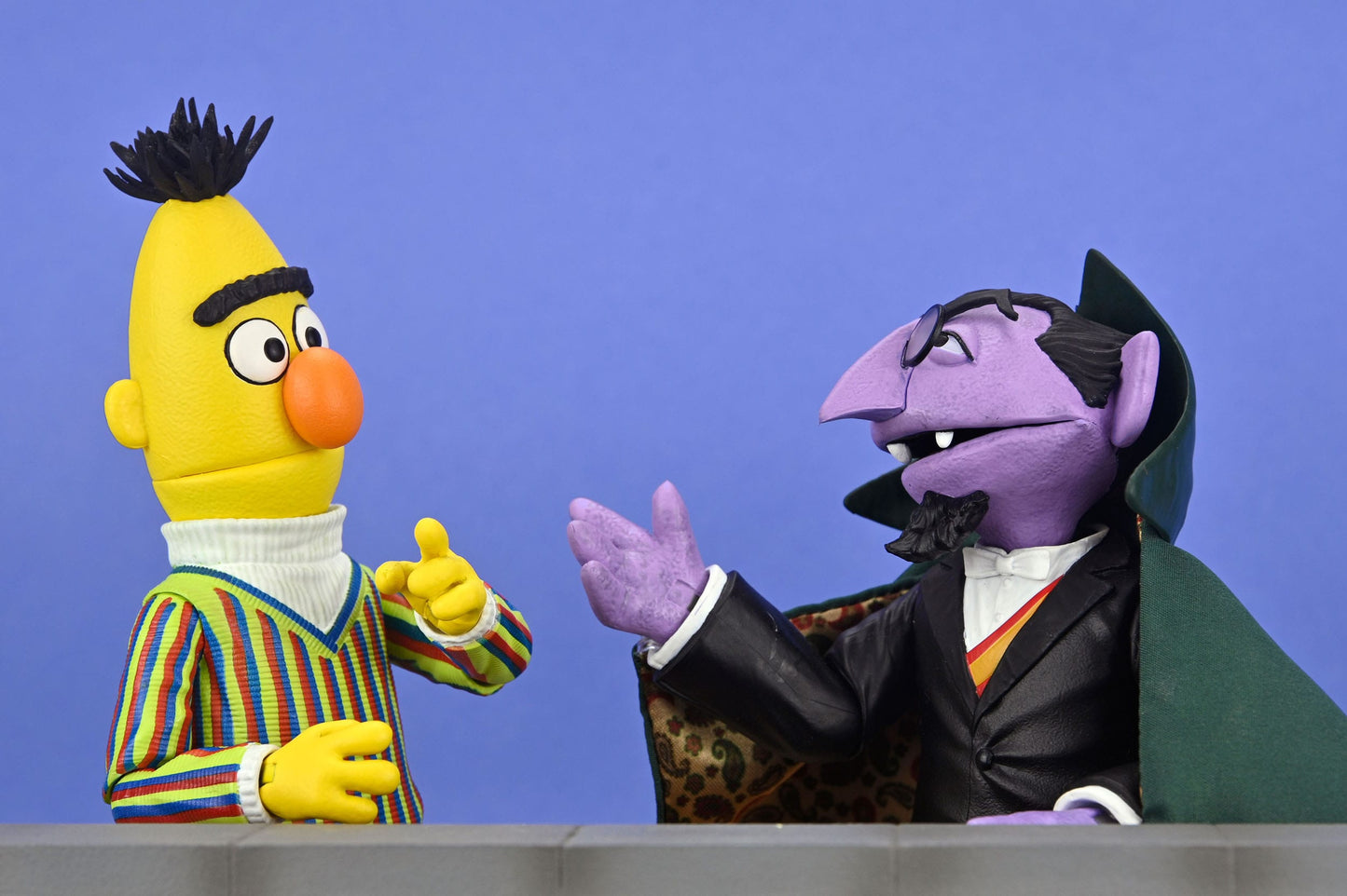 Sesamstraße "Bert mit dem Buchstabe A" Sesame Street Ultimate Sammlerfigur 18 cm Neca (2024)