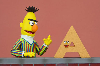 Sesamstraße "Bert mit dem Buchstabe A" Sesame Street Ultimate Sammlerfigur 18 cm Neca (2024)