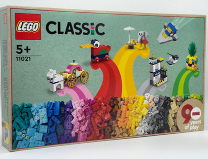 LEGO Classic "90 Jahre Spielspaß" 15 Modelle legendärer Spielzeuge (11021)