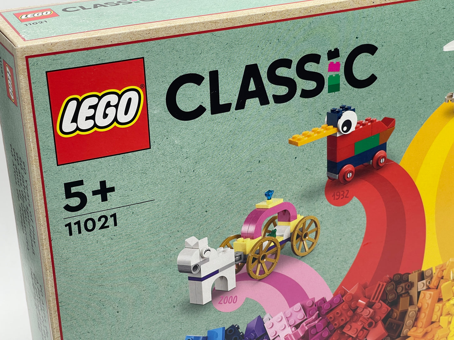 LEGO Classic "90 Jahre Spielspaß" 15 Modelle legendärer Spielzeuge (11021)