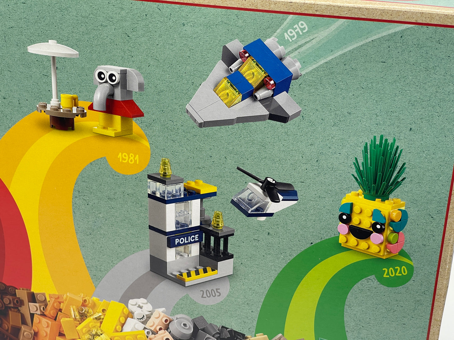 LEGO Classic "90 Jahre Spielspaß" 15 Modelle legendärer Spielzeuge (11021)