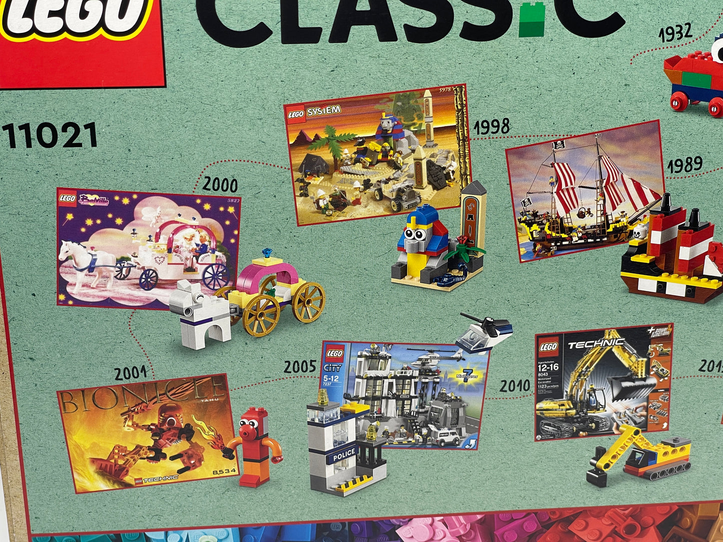 LEGO Classic "90 Jahre Spielspaß" 15 Modelle legendärer Spielzeuge (11021)