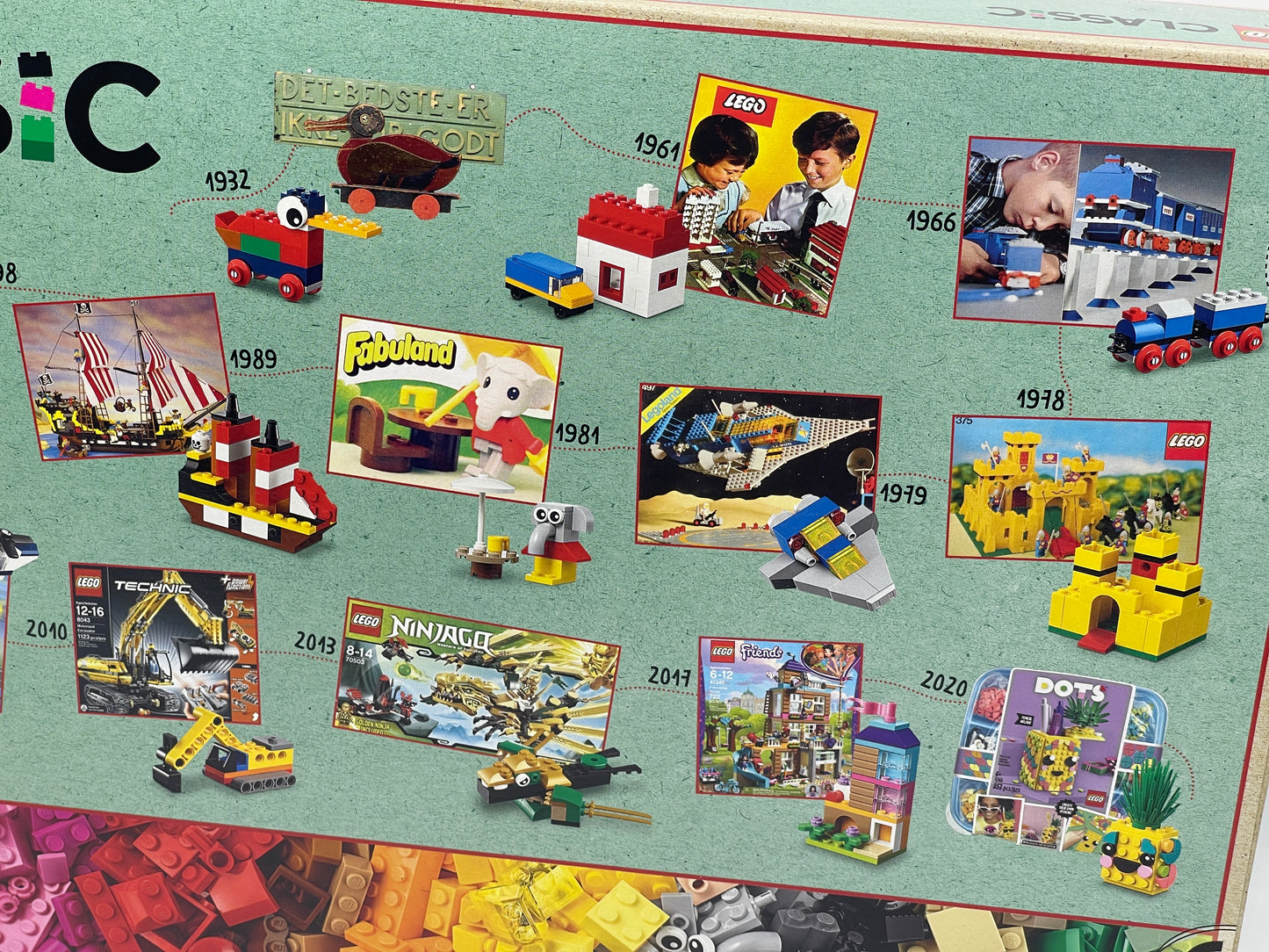 LEGO Classic "90 Jahre Spielspaß" 15 Modelle legendärer Spielzeuge (11021)